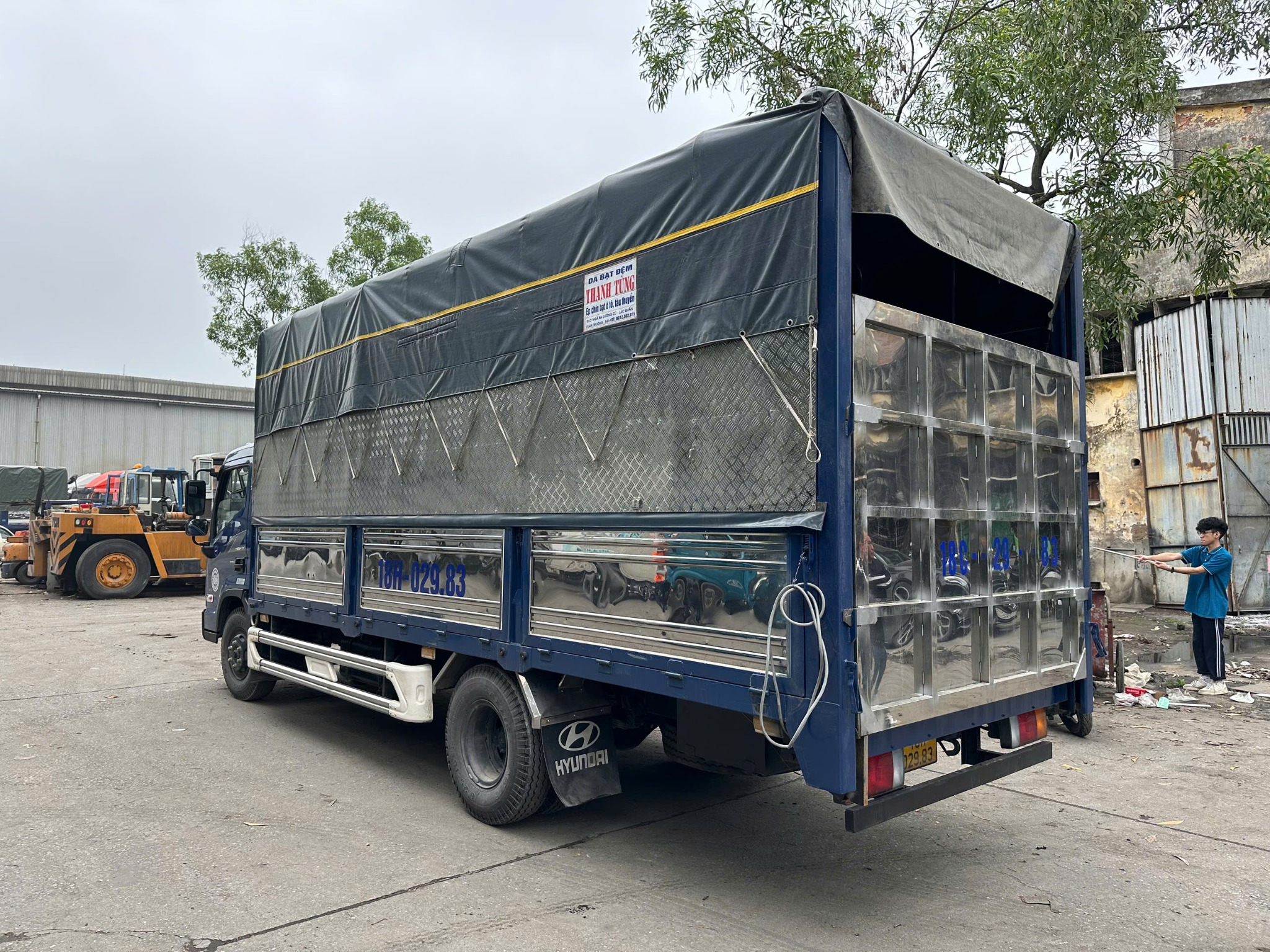 Bửng nâng hạ hàng đã thiết kế và thi công